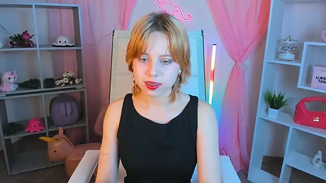 Snapshot of VivienneHebert chatting on 04-27-26, 07:06 VivienneHebert online show from 04-27-26, 07:06