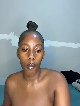Snapshot of petite_bee chatting on 04-18-26, 04:53 petite bee online show from 04-18-26, 04:53