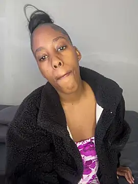 petite bee online show from 06-25-26, 12:32