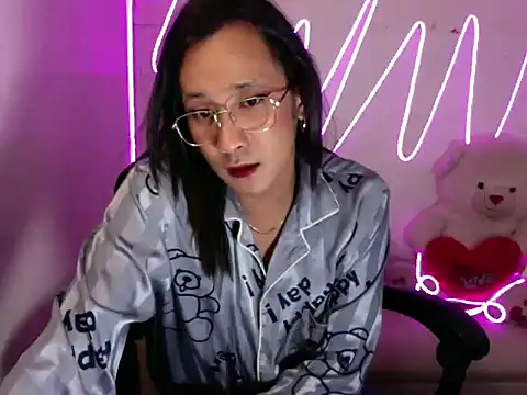 Holley Molley online show from 04-12-26, 05:05