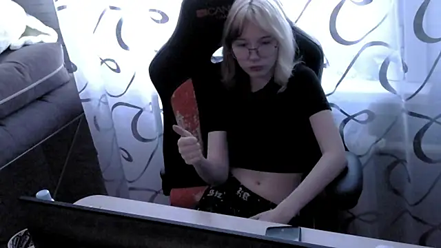 Vi Nika online show from 04-15-26, 01:48