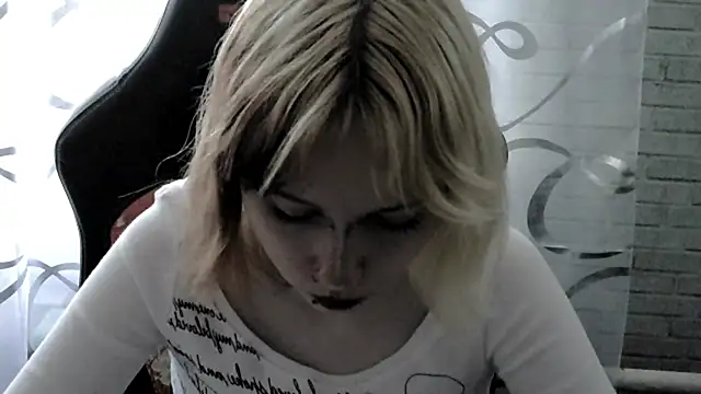 Snapshot of Vi_Nika chatting on 04-18-26, 01:02 Vi Nika online show from 04-18-26, 01:02