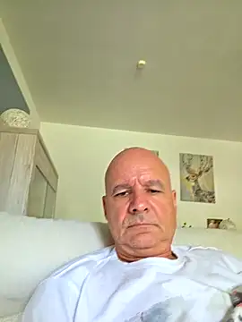 Snapshot of mannohmann5 chatting on 06-18-26, 03:28 mannohmann5 online show from 06-18-26, 03:28