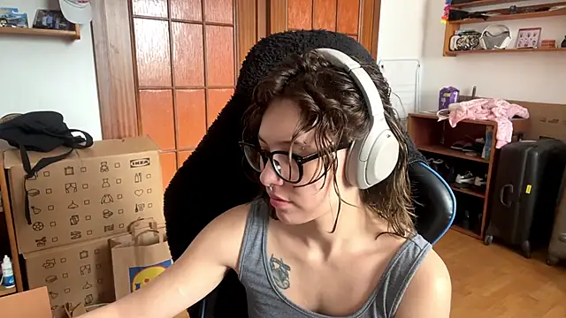 PillowPeachX online show from 05-17-26, 08:36