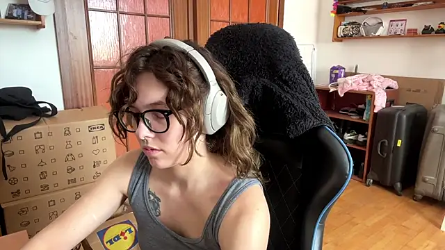 PillowPeachX online show from 05-18-26, 10:09