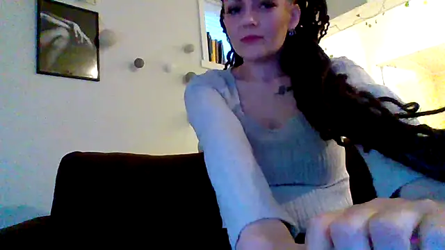 Snapshot of shyhornymommy chatting on 04-21-26, 05:52 shyhornymommy online show from 04-21-26, 05:52
