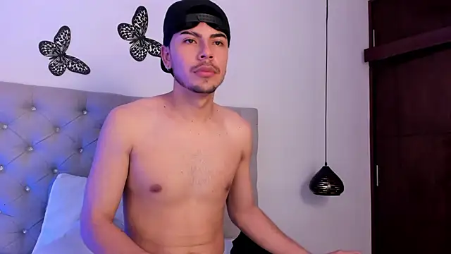 Snapshot of Izack_01 chatting on 04-16-26, 02:18 Izack 01 online show from 04-16-26, 02:18