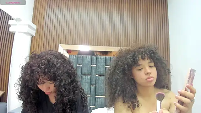 Chloe and Violeta online show from 05-02-26, 11:59