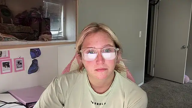 Snapshot of MUSCLEMOMMY1365 chatting on 05-25-26, 07:12 MUSCLEMOMMY1365 online show from 05-25-26, 07:12