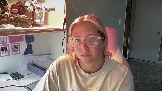 Snapshot of MUSCLEMOMMY1365 chatting on 05-12-26, 03:51 MUSCLEMOMMY1365 online show from 05-12-26, 03:51