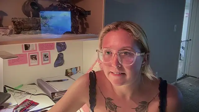 MUSCLEMOMMY1365 online show from 04-26-26, 12:52