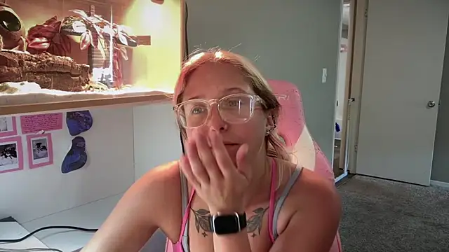 Snapshot of MUSCLEMOMMY1365 chatting on 05-16-26, 05:12 MUSCLEMOMMY1365 online show from 05-16-26, 05:12