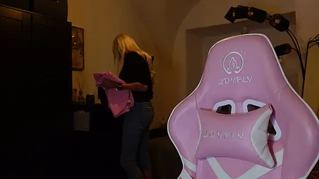 Snapshot of barbiplaymate chatting on 12-30-24, 08:58 barbiplaymate online show from 12-30-24, 08:58