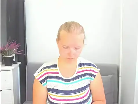 Snapshot of RoseTeacherX chatting on 06-19-26, 05:19 RoseTeacherX online show from 06-19-26, 05:19