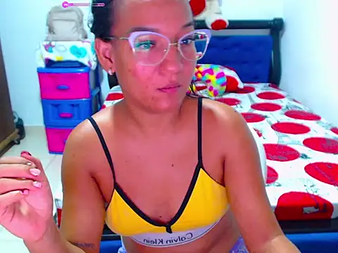 Snapshot of Roseluxs chatting on 06-17-26, 12:43 Roseluxs online show from 06-17-26, 12:43