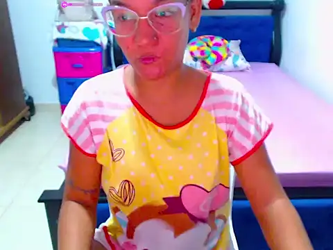 Snapshot of Roseluxs chatting on 06-12-26, 01:58 Roseluxs online show from 06-12-26, 01:58