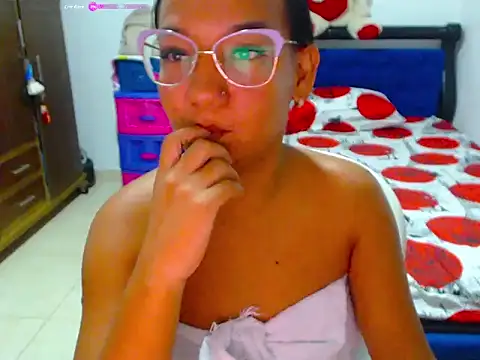 Snapshot of Roseluxs chatting on 06-18-26, 01:37 Roseluxs online show from 06-18-26, 01:37
