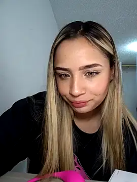 Snapshot of Bebitafiu chatting on 05-07-26, 03:59 Bebitafiu online show from 05-07-26, 03:59