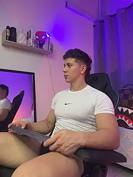 ASHTON HILS online show from 07-17-26, 10:40