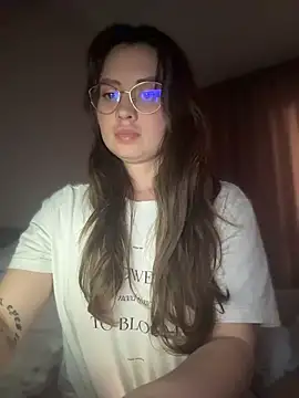 Snapshot of Aitana_Magic chatting on 04-15-26, 02:32 Aitana Magic online show from 04-15-26, 02:32