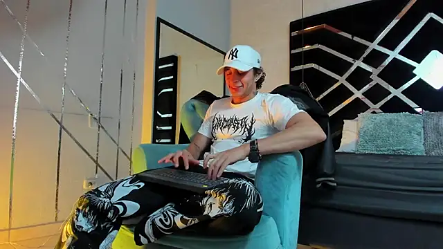 Snapshot of JayTaylorr chatting on 06-15-26, 11:32 JayTaylorr online show from 06-15-26, 11:32
