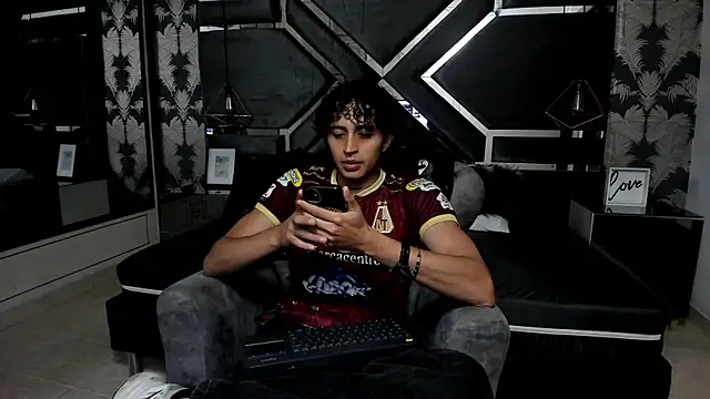 Snapshot of JayTaylorr chatting on 04-24-26, 11:34 JayTaylorr online show from 04-24-26, 11:34