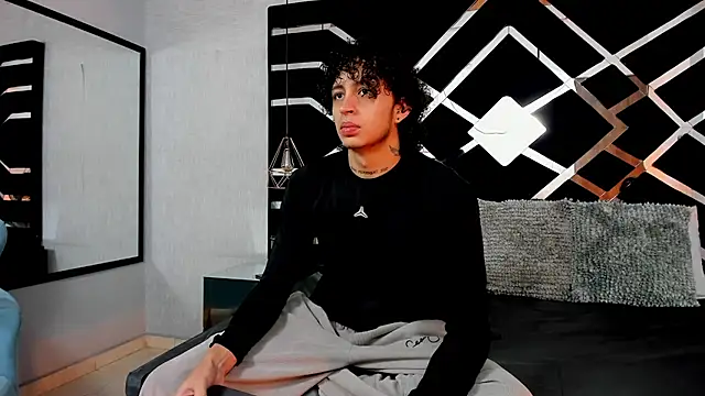 Snapshot of JayTaylorr chatting on 05-12-26, 11:38 JayTaylorr online show from 05-12-26, 11:38