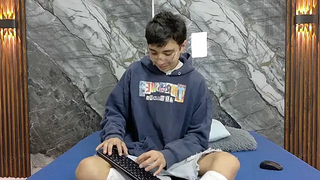 Snapshot of NoahWalker__ chatting on 07-16-26, 11:18 NoahWalker online show from 07-16-26, 11:18