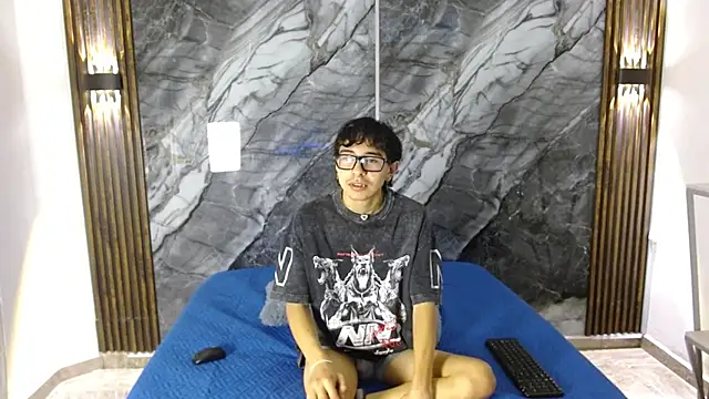 Snapshot of NoahWalker__ chatting on 04-21-26, 11:06 NoahWalker online show from 04-21-26, 11:06