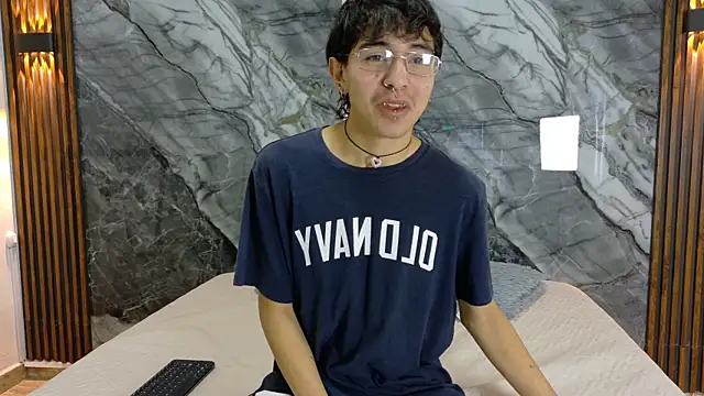 Snapshot of NoahWalker__ chatting on 05-04-26, 11:02 NoahWalker online show from 05-04-26, 11:02