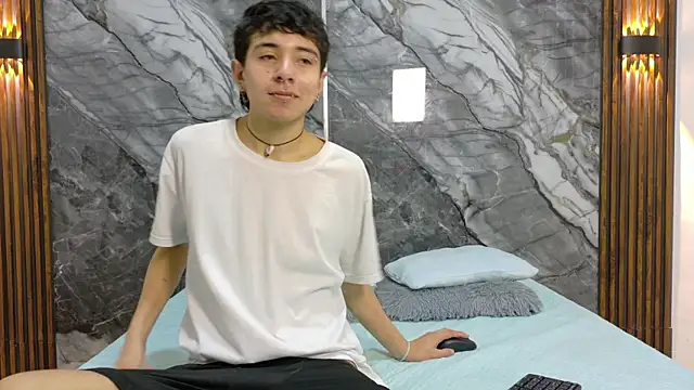 Snapshot of NoahWalker__ chatting on 07-08-26, 11:11 NoahWalker online show from 07-08-26, 11:11
