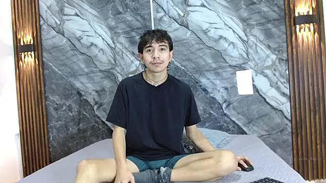 Snapshot of NoahWalker__ chatting on 04-25-26, 02:14 NoahWalker online show from 04-25-26, 02:14