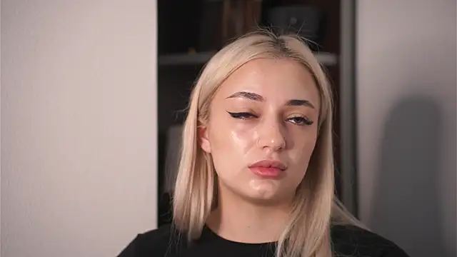 GeraldineFeary online show from 04-17-26, 01:47