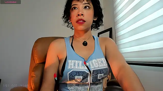 Laena Castillo online show from 04-18-26, 05:15