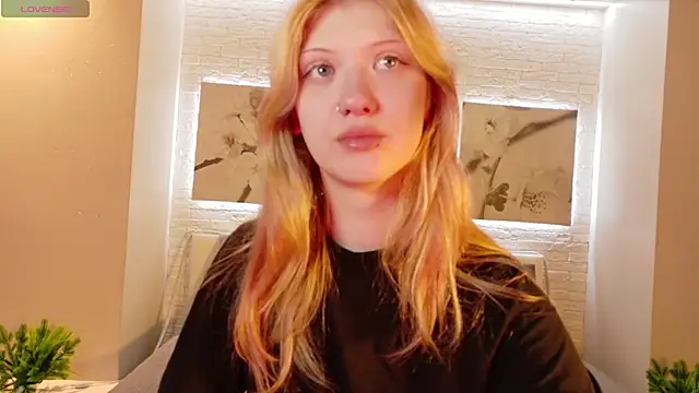 Snapshot of Lina_Wi chatting on 04-22-26, 08:15 Lina Wi online show from 04-22-26, 08:15