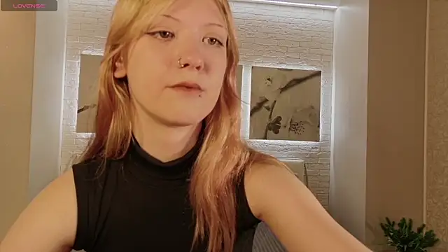 Snapshot of Lina_Wi chatting on 04-16-26, 08:09 Lina Wi online show from 04-16-26, 08:09