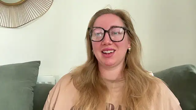 Snapshot of arielsweetieee chatting on 06-11-26, 06:21 arielsweetieee online show from 06-11-26, 06:21