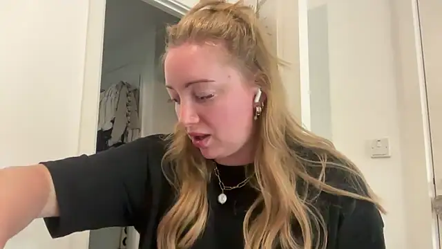 Snapshot of arielsweetieee chatting on 06-10-26, 02:18 arielsweetieee online show from 06-10-26, 02:18