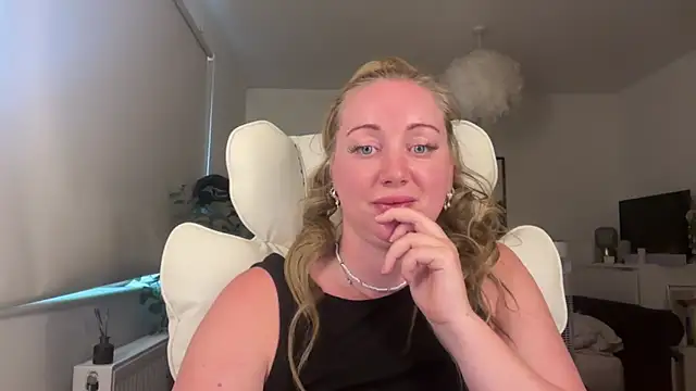 Snapshot of arielsweetieee chatting on 06-03-26, 03:50 arielsweetieee online show from 06-03-26, 03:50