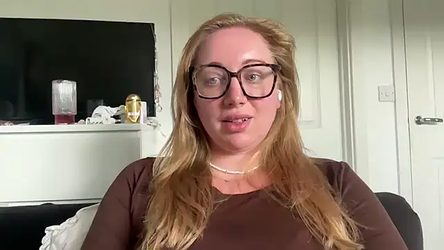 Snapshot of arielsweetieee chatting on 06-08-26, 03:56 arielsweetieee online show from 06-08-26, 03:56
