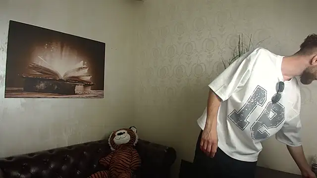 Snapshot of KyloEast chatting on 06-20-26, 04:17 KyloEast online show from 06-20-26, 04:17