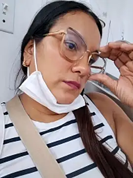 Snapshot of Samanta-42 chatting on 05-17-26, 02:33 Samanta-42 online show from 05-17-26, 02:33