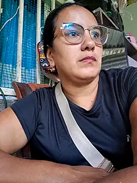 Snapshot of Samanta-42 chatting on 05-12-26, 01:39 Samanta-42 online show from 05-12-26, 01:39