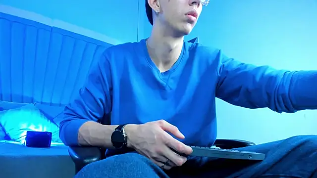 OliverThompsonJS online show from 06-18-26, 04:55