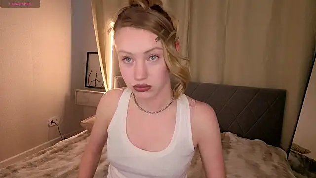 Snapshot of EvaHamilton chatting on 05-11-26, 09:32 EvaHamilton online show from 05-11-26, 09:32