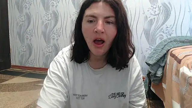 Snapshot of AlinaxJames chatting on 06-03-26, 11:00 AlinaxJames online show from 06-03-26, 11:00