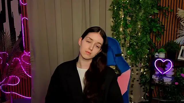 EmiliaDent online show from 04-19-26, 09:10