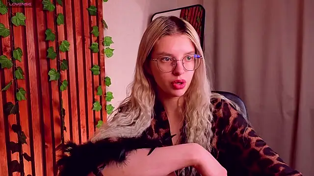 TiffyPeachy online show from 04-21-26, 10:55