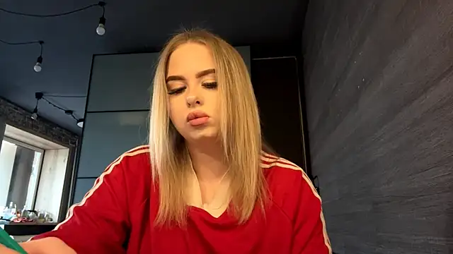 MiaLiluna online show from 04-18-26, 09:11