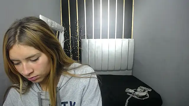 Snapshot of nancy_blonde chatting on 05-28-26, 01:06 nancy blonde online show from 05-28-26, 01:06